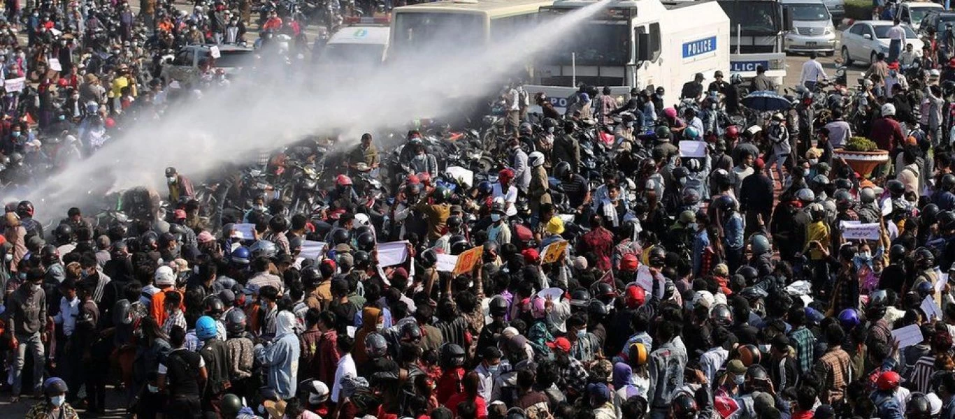 Μιανμάρ: Αστυνομικοί άνοιξαν πυρ με σφαίρες καλυμμένες με ελαστικό κατά διαδηλωτών (βίντεο)